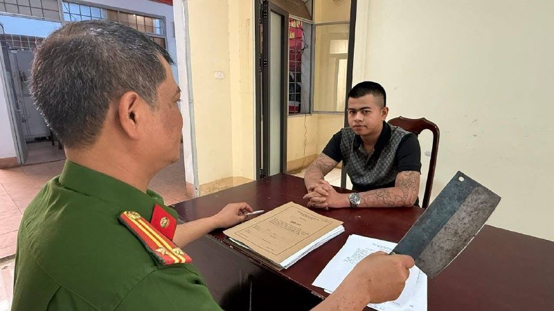 Thanh niên 18 tuổi lấy d//a/o của quán nhậu ckém người