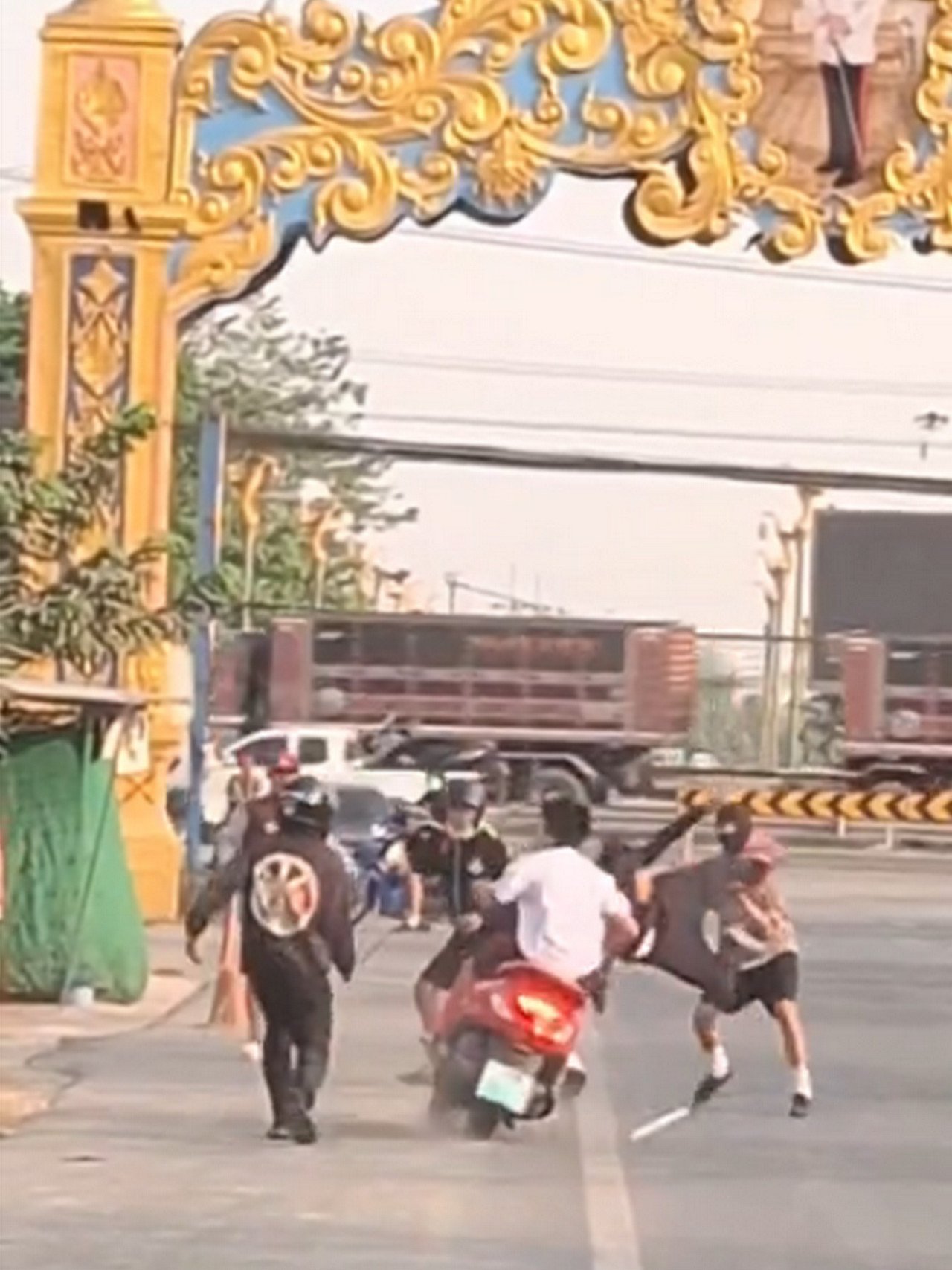 Người đi đường bị cke’m khi vô tình chạy xe vào khu vực hai băng nhóm chuẩn bị ẩ-u đả