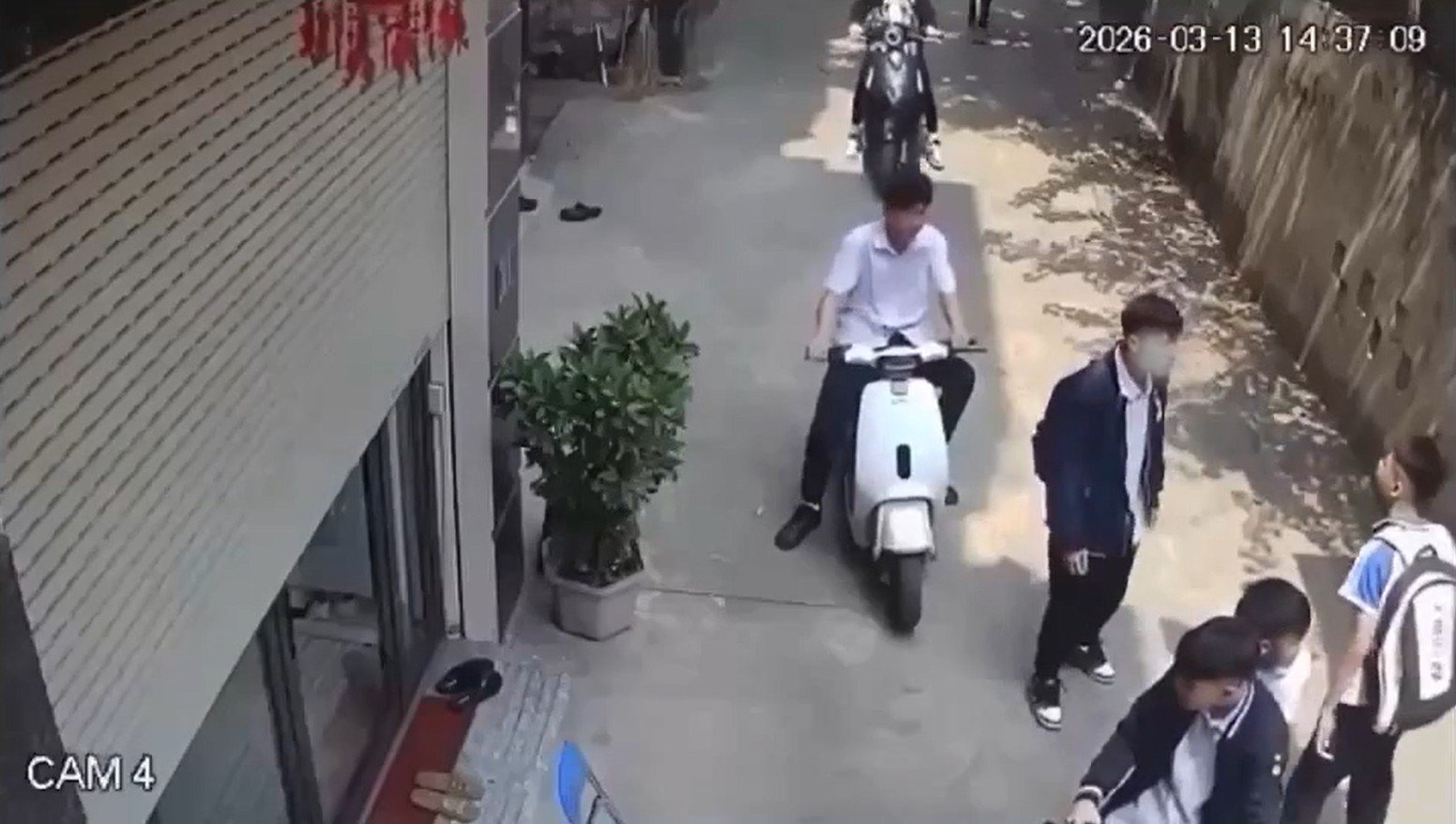 Các cháu giờ manh động quá