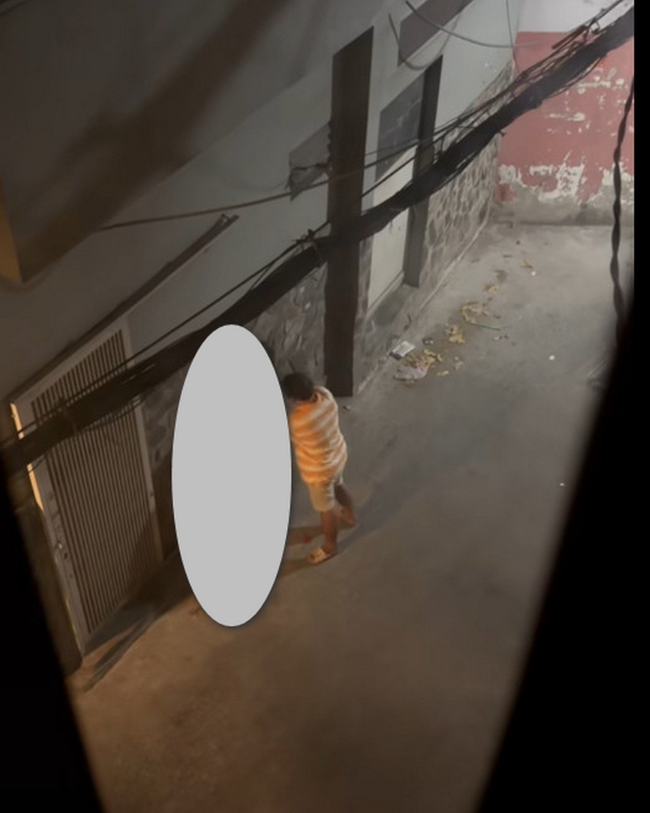 Nghi vấn hànhhung người phụ nữ trong hẻm vắng, người dân tri hô kịp thời