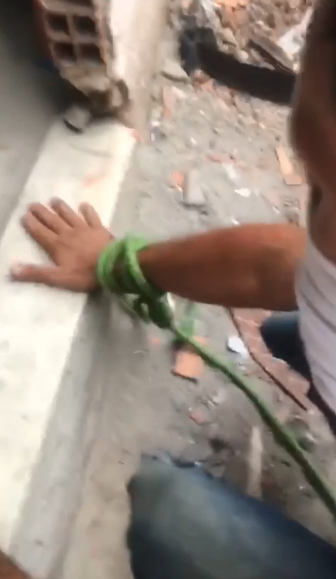 Lan truyền ghi lại cảnh một người đàn ông b! l/ấy 4 ng/ó/n t/a/y vì nghi trộm cắp tại khu ổ chuột