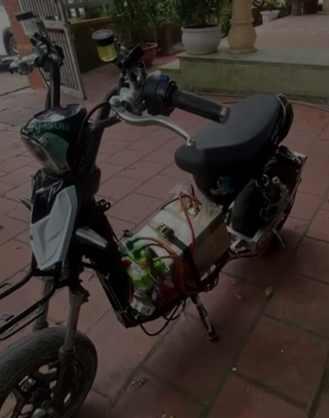 3 cháu h/s đi xe điện đ:ộ varcham với xe ô tô